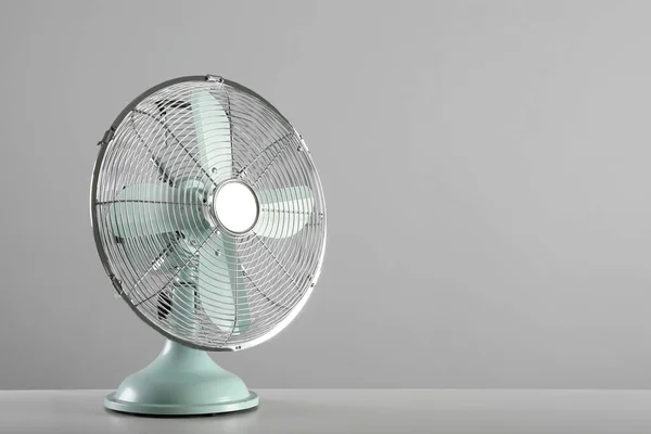 Ventilador Eléctrico Sobre Mesa Sobre Fondo Gris Claro Espacio Para —  Fotos de Stock