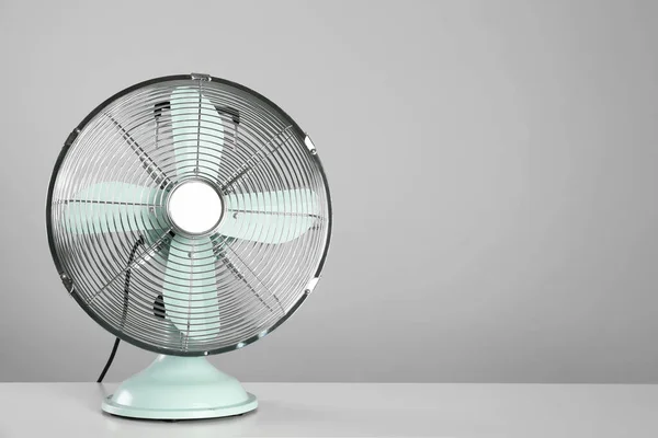 Ventilador Eléctrico Sobre Mesa Sobre Fondo Gris Claro Espacio Para — Foto de Stock