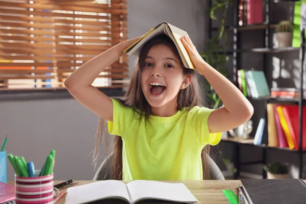 Chica Preadolescente Emocional Jugando Con Libro Mesa Haciendo Deberes — Foto de Stock