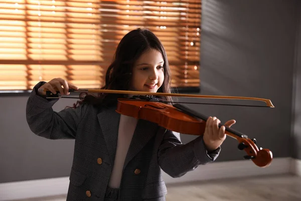 Preteen Ragazza Suonare Violino Studio Lezione Musica — Foto Stock