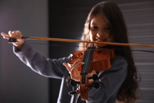 Preteen Menina Tocando Violino Estúdio Aula Música Foco Mão — Fotografia de Stock