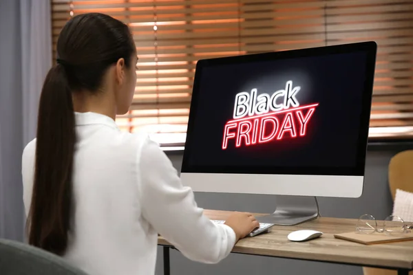Mulher Compras Line Usando Computador Escritório Black Friday Venda — Fotografia de Stock