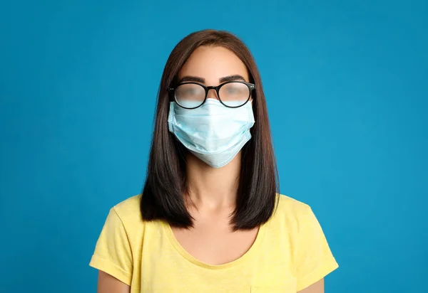 Mujer Joven Con Gafas Niebla Causadas Por Uso Máscara Desechable — Foto de Stock