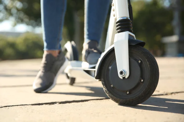 Mulher Montando Scooter Pontapé Elétrico Livre Close — Fotografia de Stock