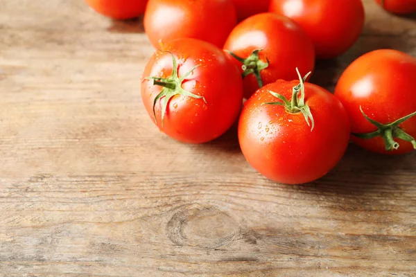 木製のテーブルの上に新鮮な熟したトマト クローズアップ テキストのスペース — ストック写真