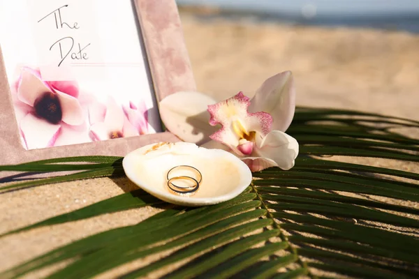 Skal Med Guldringar Bröllopsinbjudan Och Vacker Blomma Sandstrand — Stockfoto