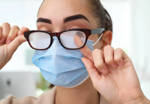 Mujer Limpiando Gafas Niebla Causada Por Uso Máscara Médica Interior — Foto de Stock