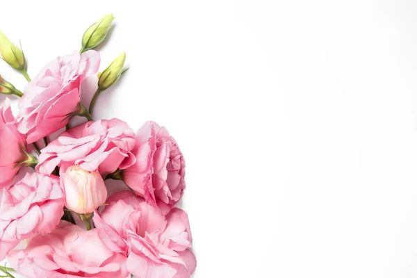 Mooie Roze Eustoma Bloemen Witte Achtergrond Bovenaanzicht Ruimte Voor Tekst — Stockfoto