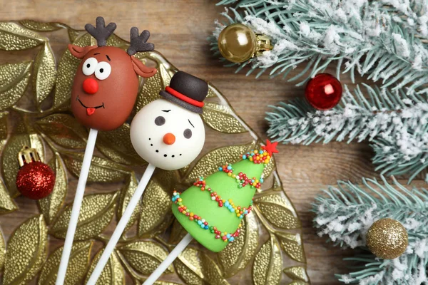 Leckere Weihnachtliche Cake Pops Und Tannenzweige Mit Kugeln Auf Holztisch — Stockfoto