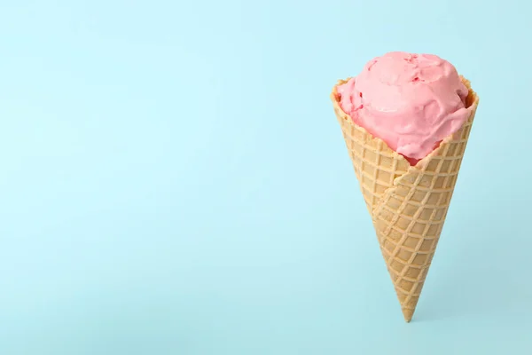 Köstliches Rosafarbenes Eis Waffelkegel Auf Hellblauem Hintergrund Raum Für Text — Stockfoto