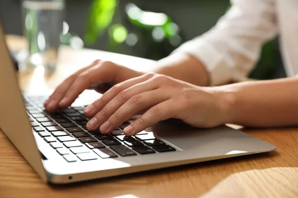 Jovem Mulher Usando Laptop Para Pesquisa Mesa Madeira Quarto Close — Fotografia de Stock