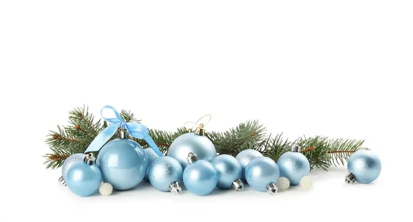 Güzel Noel Baloları Beyaz Arka Planda Köknar Dalları — Stok fotoğraf