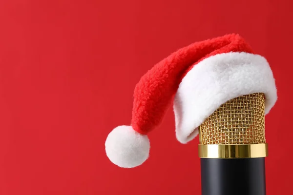 Micrófono Con Sombrero Santa Sobre Fondo Rojo Espacio Para Texto — Foto de Stock