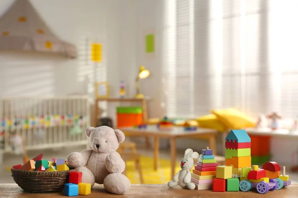 Conjunto Diferentes Juguetes Lindos Mesa Madera Habitación Los Niños Espacio — Foto de Stock