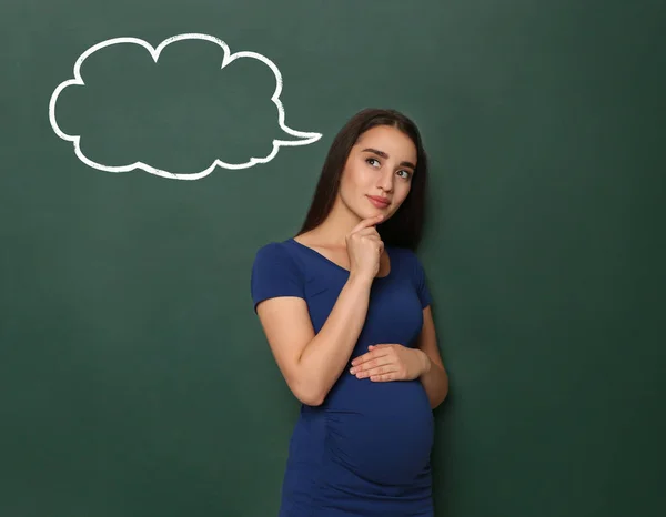 情緒的な妊婦は子供の名前を選ぶ 空の思考雲と緑の黒板の近くの未来の母親 — ストック写真