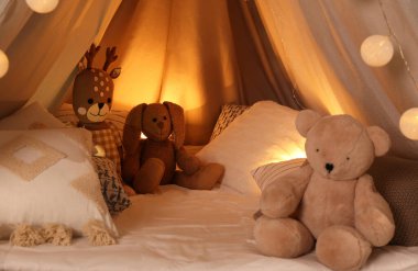 İçeride oyuncaklar ve yastıklarla çadır oynayın, yakın plan. Modern çocuk odası iç mimarisi