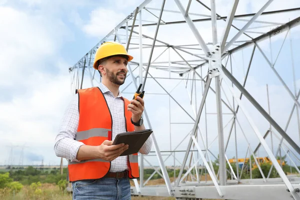 Ingeniero Profesional Con Tablet Walkie Talkie Cerca Construcción Torres Alto — Foto de Stock