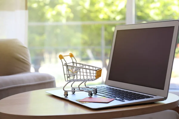 Internetes Vásárlás Laptop Kis Kocsi Hitelkártyák Asztalon Zárt Térben — Stock Fotó