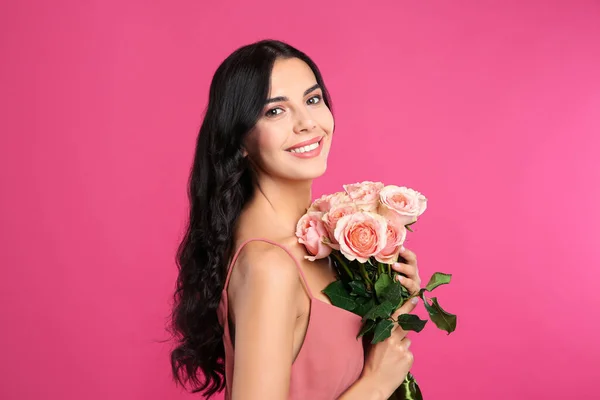 Portret Van Lachende Vrouw Met Mooi Boeket Roze Achtergrond — Stockfoto