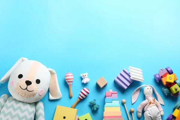 Flache Liegekomposition Mit Verschiedenen Spielzeugen Auf Hellblauem Hintergrund Raum Für — Stockfoto