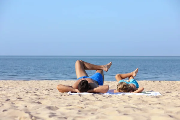 Padre Hijo Tumbados Playa Arena Cerca Del Mar Vacaciones Verano — Foto de Stock