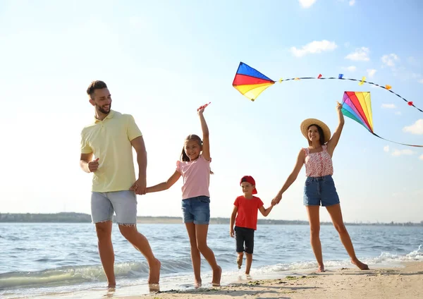 Gelukkige Ouders Hun Kinderen Spelen Met Vliegers Het Strand Buurt — Stockfoto