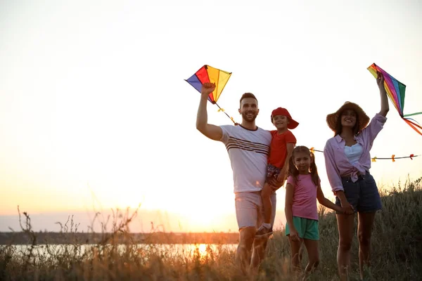 Gelukkige Ouders Hun Kinderen Spelen Buiten Met Vliegers Bij Zonsondergang — Stockfoto