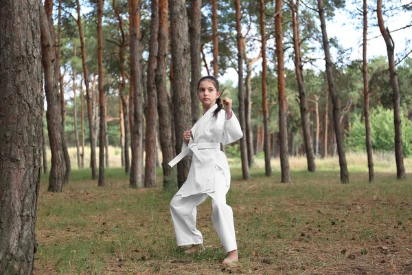 Roztomilé Holčička Kimono Cvičení Karate Lese — Stock fotografie