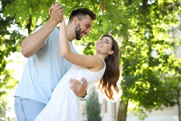 Beau Jeune Couple Dansant Ensemble Dans Parc Jour Ensoleillé — Photo