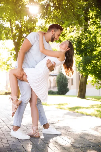 Schönes Junges Paar Tanzt Sonnigem Tag Gemeinsam Park — Stockfoto