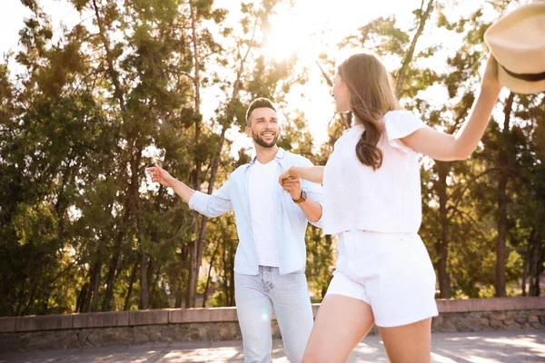 Schönes Junges Paar Tanzt Sonnigem Tag Zusammen Freien — Stockfoto