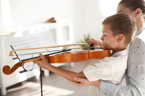 Giovane Donna Che Insegna Bambino Suonare Violino Chiuso — Foto Stock