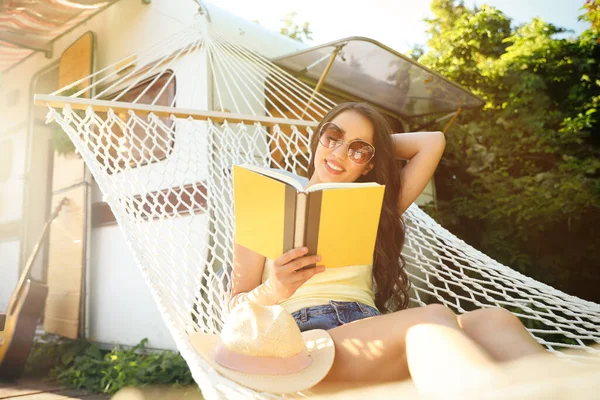 Jovem Mulher Lendo Livro Rede Perto Motorhome Livre Dia Ensolarado — Fotografia de Stock