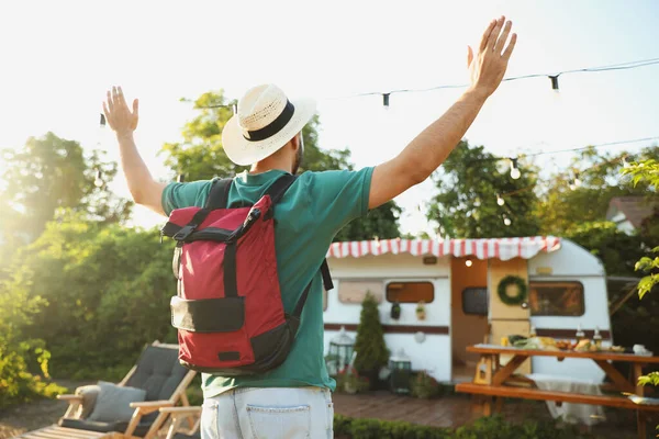 Giovane Viaggiatore Con Zaino All Aperto Viaggio Estivo — Foto Stock