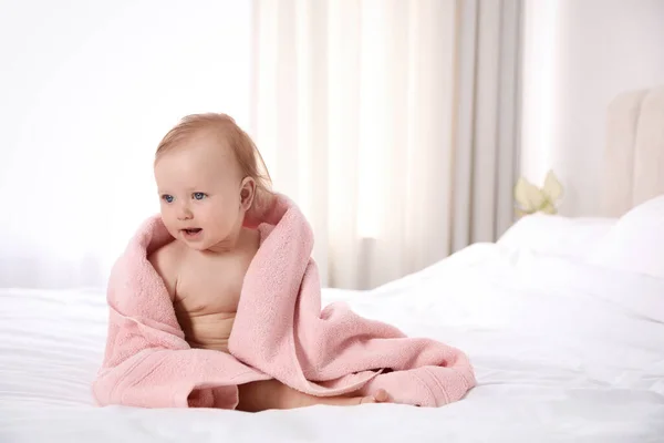 Niedliches Kleines Baby Mit Weichem Rosa Handtuch Auf Dem Bett — Stockfoto