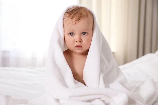 Lindo Bebé Con Toalla Suave Cama Después Del Baño — Foto de Stock