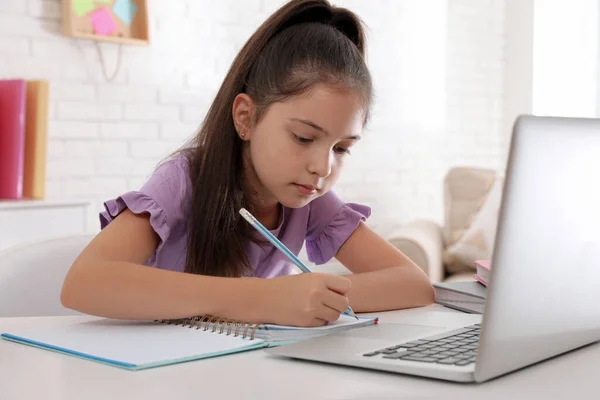 Dość Nastolatek Dziewczyna Robi Praca Domowa Laptop Stół — Zdjęcie stockowe