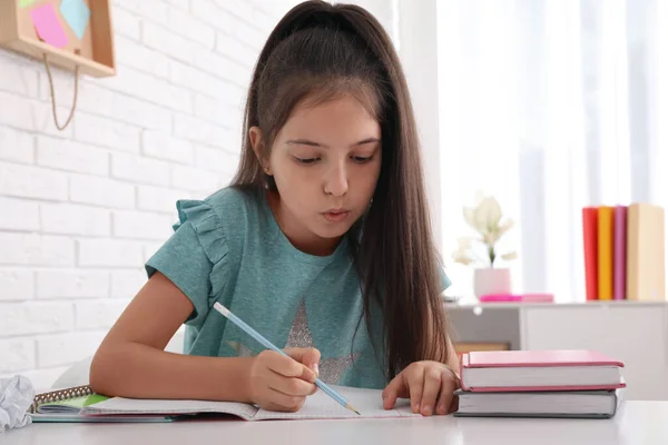 Chica Bastante Preadolescente Haciendo Tarea Mesa — Foto de Stock