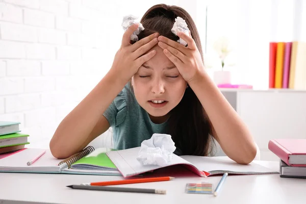 Menina Adolescente Emocional Mesa Fazer Trabalhos Casa — Fotografia de Stock