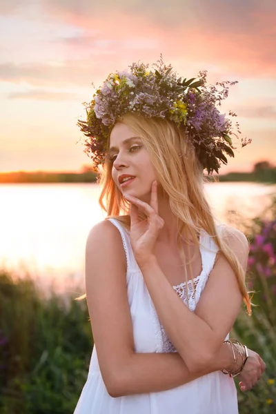 Ung Kvinna Bär Krans Gjord Vackra Blommor Utomhus Vid Solnedgången — Stockfoto