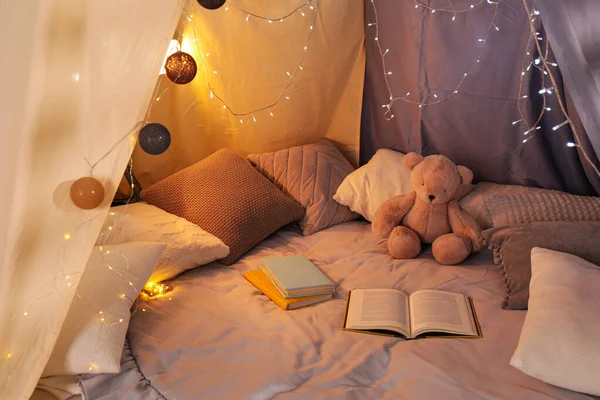 Tent Spelen Met Boeken Kussens Teddybeer Moderne Kinderkamer Interieur — Stockfoto