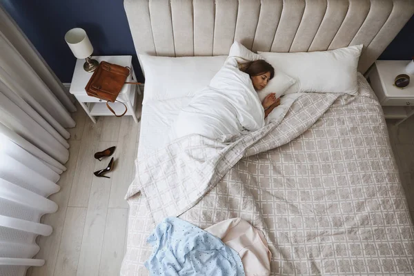Zmęczona Kobieta Śpiąca Łóżku Pracy Widok Góry — Zdjęcie stockowe