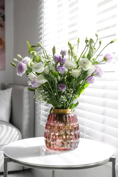 Bouquet Belles Fleurs Eustoma Sur Table Dans Chambre — Photo