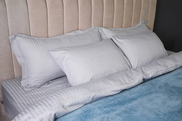 Comfortabel Bed Met Zachte Deken Kussens Close — Stockfoto