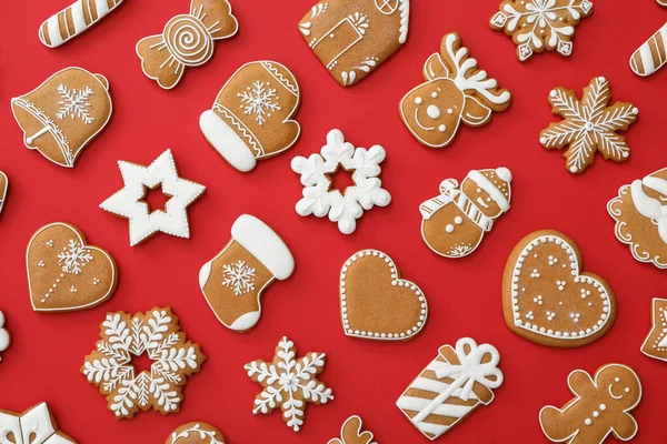 Diferentes Galletas Jengibre Navidad Sobre Fondo Rojo Plano Laico —  Fotos de Stock