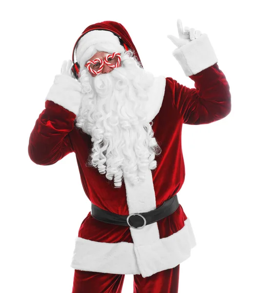 Санта Клаус Наушниками Слушать Рождественскую Музыку Белом Фоне — стоковое фото