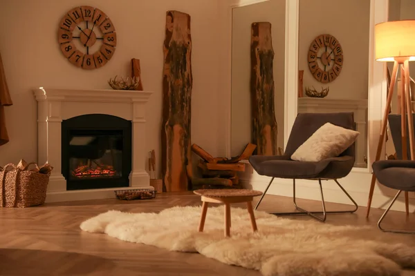 暖炉付きの居心地の良いリビングルームのインテリアの美しい景色 — ストック写真
