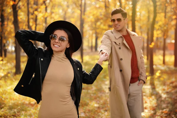 Schönes Paar Spaziert Herbsttag Park — Stockfoto