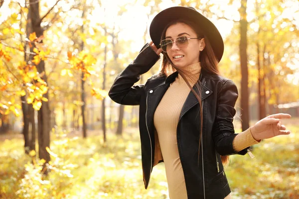 Hermosa Mujer Feliz Caminando Parque Día Otoño —  Fotos de Stock