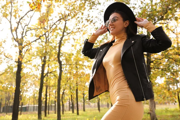 Hermosa Mujer Feliz Caminando Parque Día Otoño — Foto de Stock